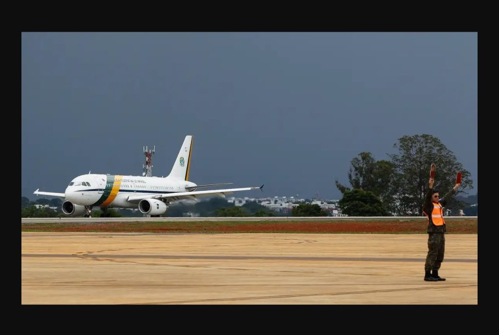 Avião presidencial arremete ao tentar pousar em Sorocaba