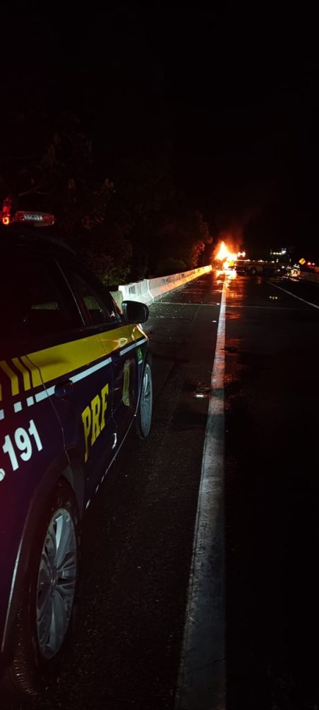 Tombamento de carreta interdita a BR-116 desde a madrugada