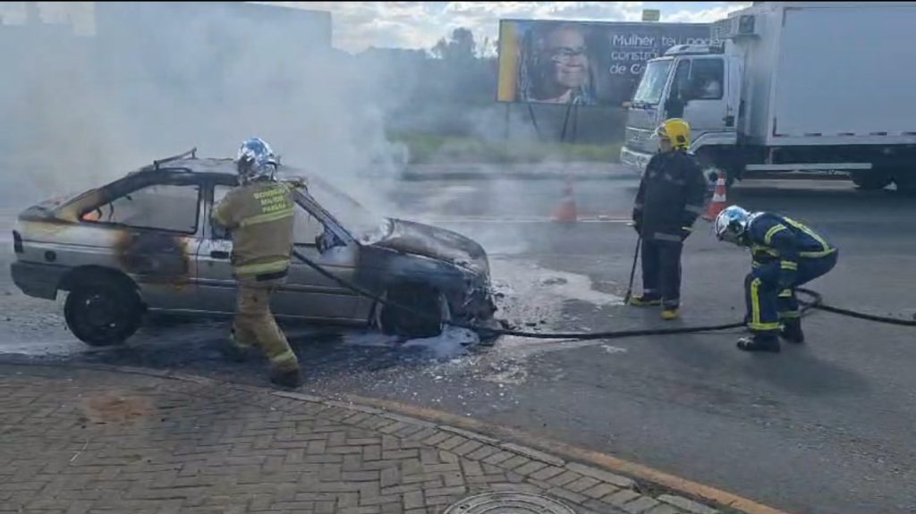 Vídeo: carro pega fogo em avenida de Colombo