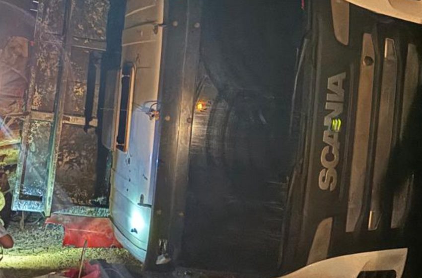 Jovem que dirigia caminhão que esmagou casal não é habilitada