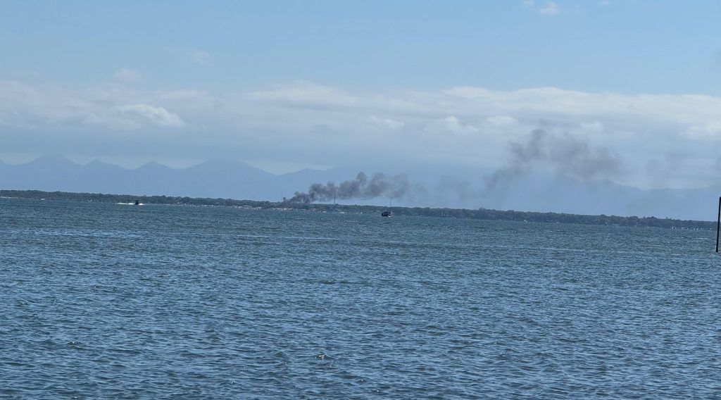 Embarcação pega fogo no Litoral do Paraná