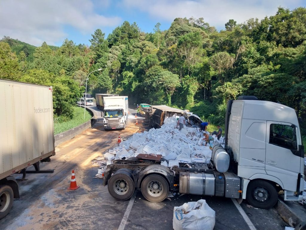 BR-116 tem bloqueio total e filas de 20 quilômetros