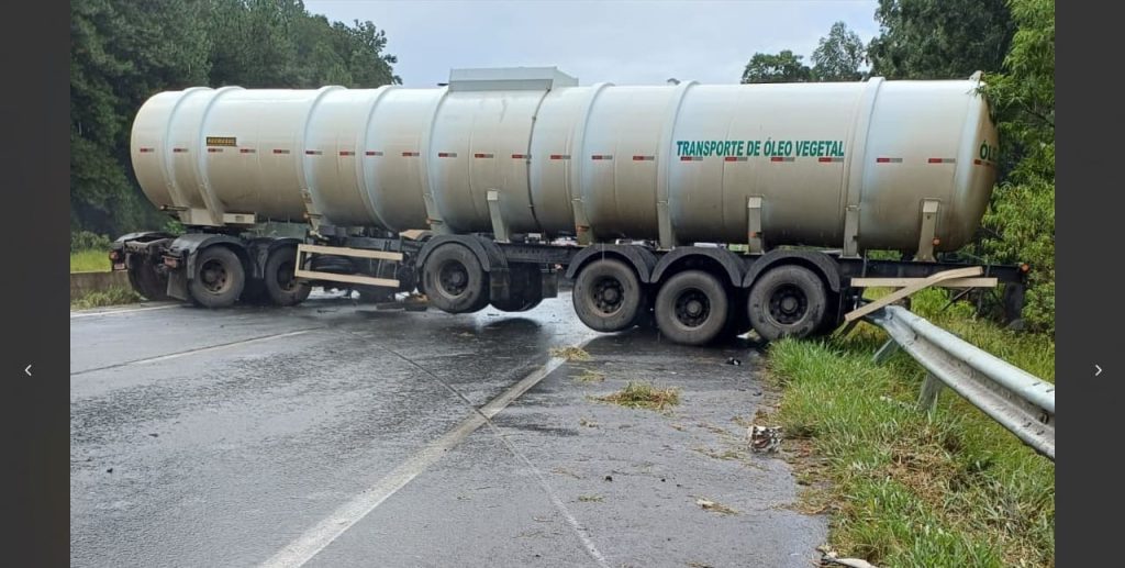 Motorista acima da velocidade permitida perde controle de carreta