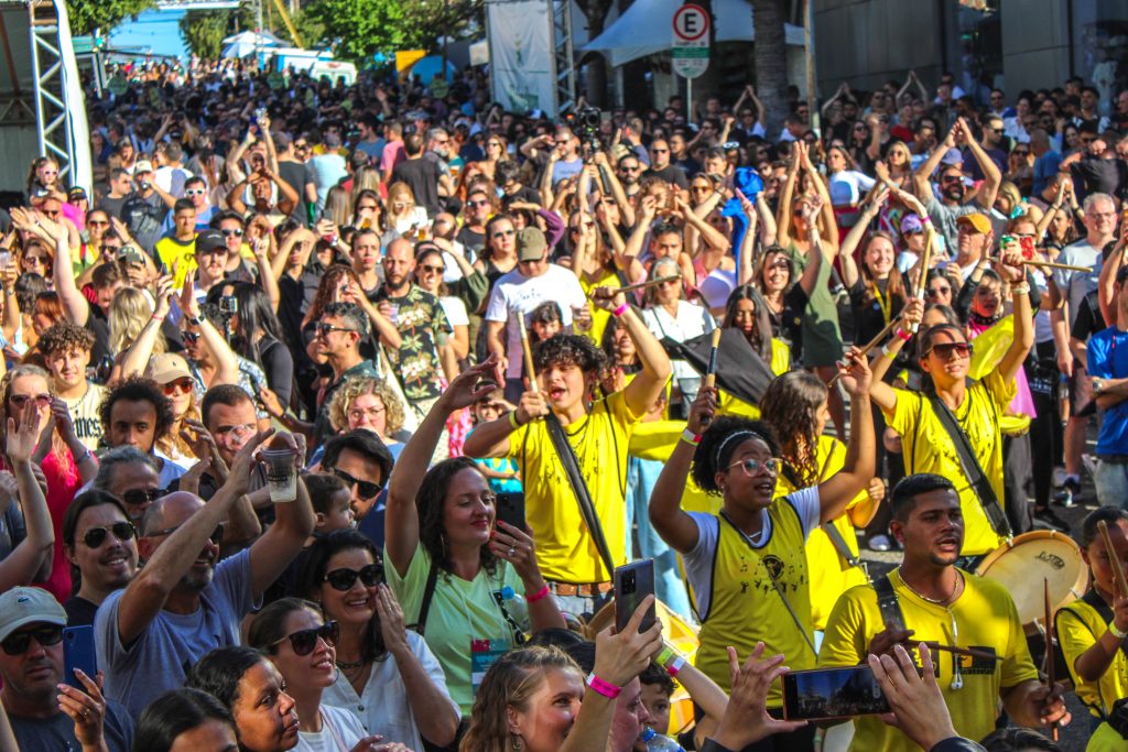 Instituto leva arte e música para comunidades carentes