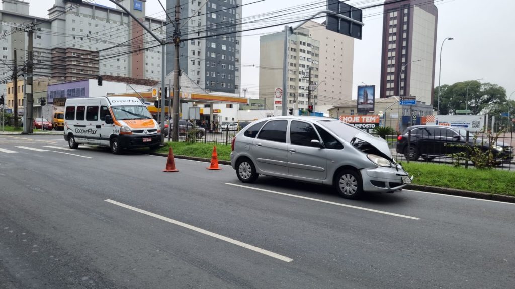 Acidente entre carro e van complica trânsito no Centro