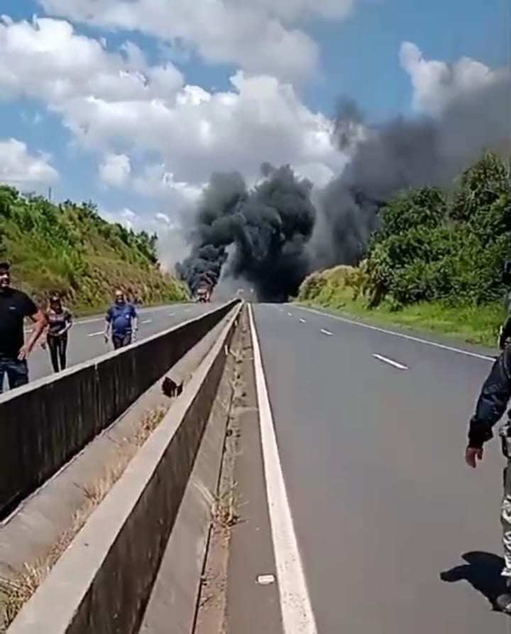 Caminhão pega fogo e interdita BR-376 no Paraná neste sábado