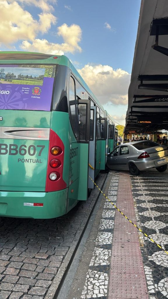 Carro invade Terminal do Hauer e deixa cinco feridos