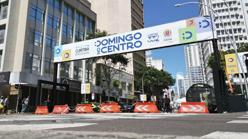 Evento no centro de Curitiba causa bloqueios de trânsito