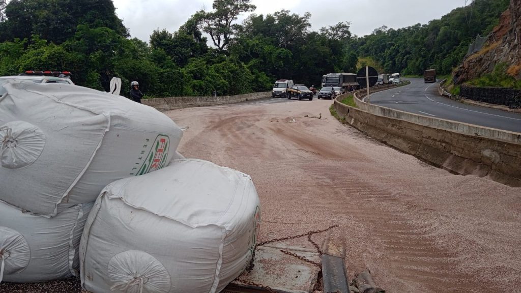 Tombamento de caminhão interdita BR-376, nos Campos Gerais