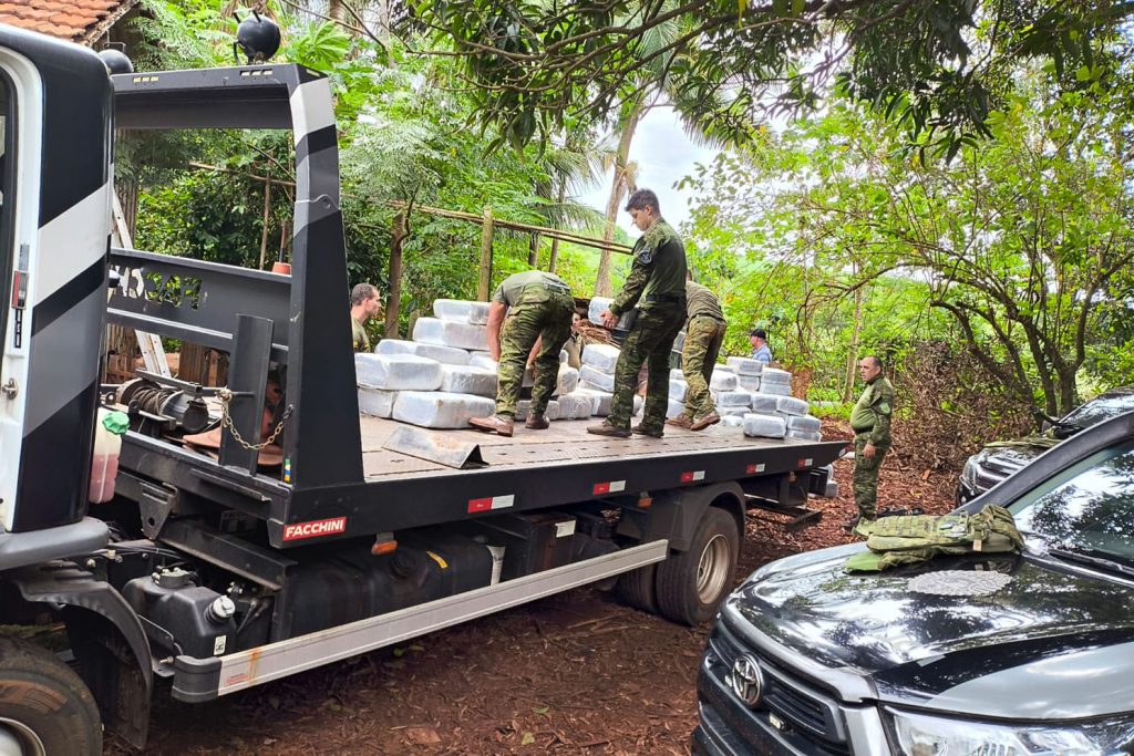 PM apreende duas toneladas de drogas e armas em bunker