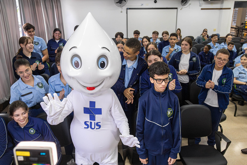 Vacinação nas escolas começa em Curitiba