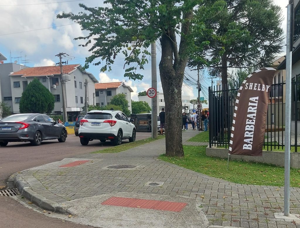 Veículo tomba no Uberaba próximo ao Canal Belém
