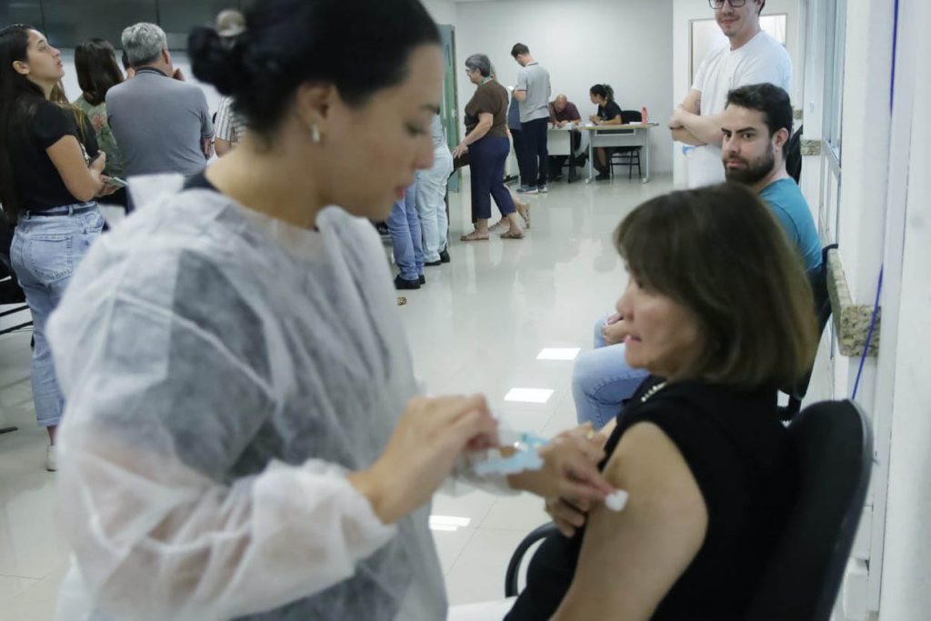 Paraná aplica 864 mil doses da vacina contra a gripe