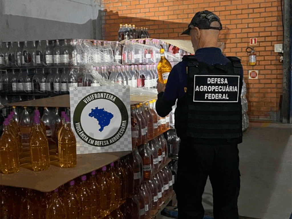 Auditores fiscais apreendem 54 mil litros de bebidas irregulares