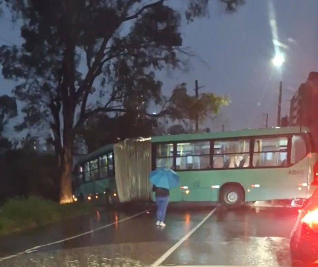 Acidente: ônibus interbairros fica atravessado e fecha rápida do Mossunguê