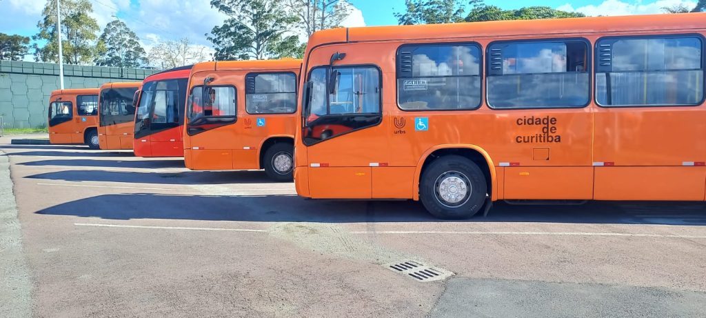 Ônibus entregues nesta segunda-feira pela prefeitura contam com sistema “anti-rabeira”