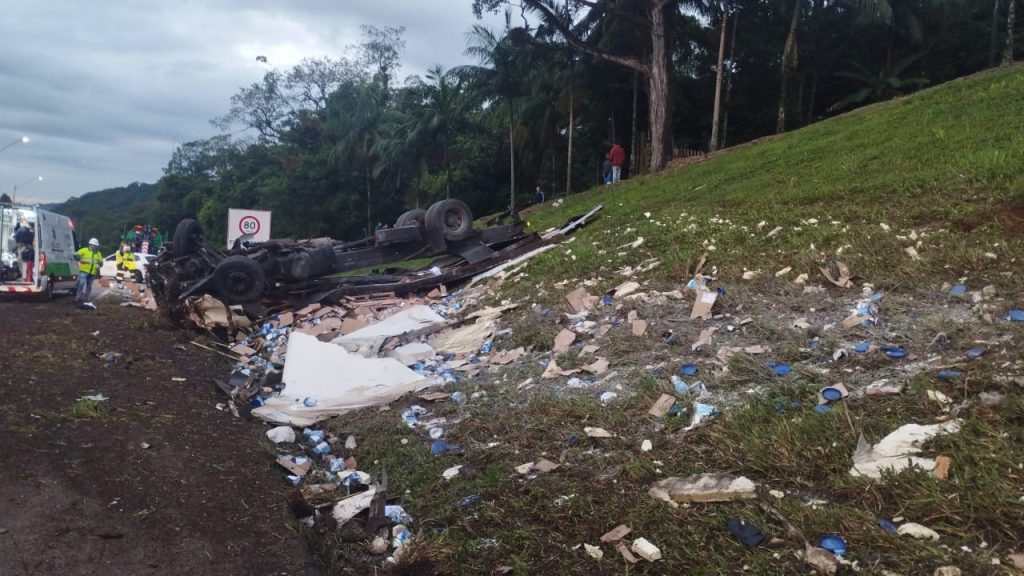 Acidente interdita parcialmente a BR-376; caminhoneiro morreu