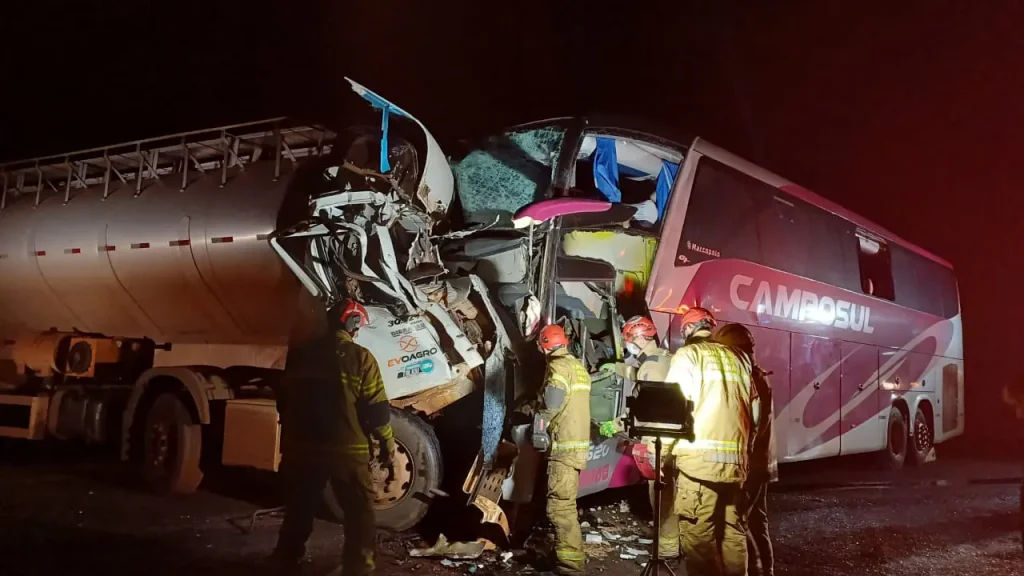 Três pessoas morrem em acidente entre caminhão e ônibus