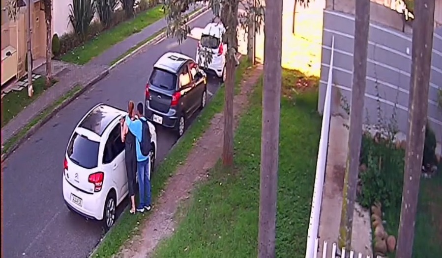 Dupla suspeita de roubar carros e assaltar farmácias é presa