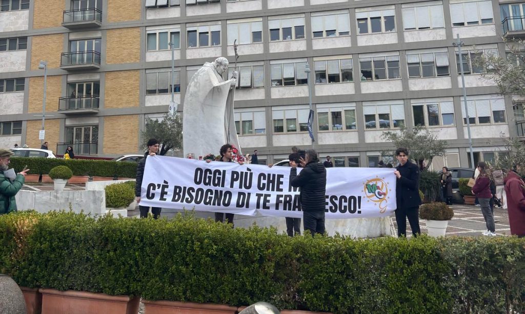 ‘Estamos todos comovidos e tristes’, relata curitibana em Roma