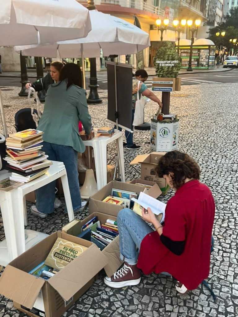 Troca de livros gratuita acontece no Centro de Curitiba