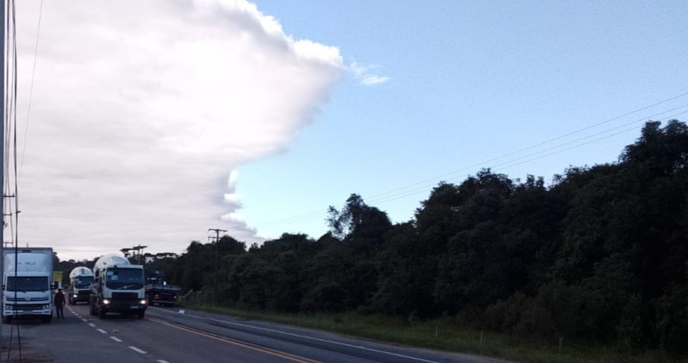 Grande nuvem parecida com nave chama atenção em Curitiba
