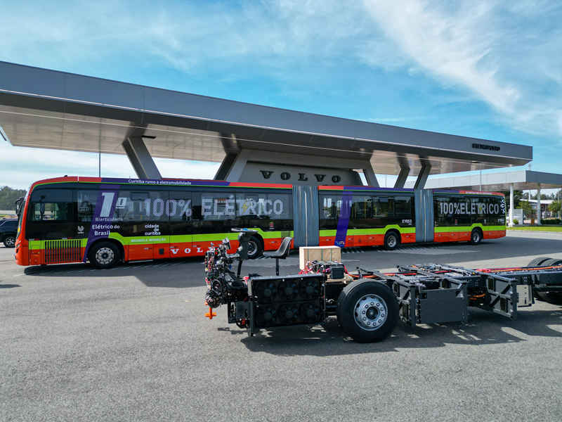 Curitiba produz primeiro biarticulado 100% elétrico da Volvo no mundo