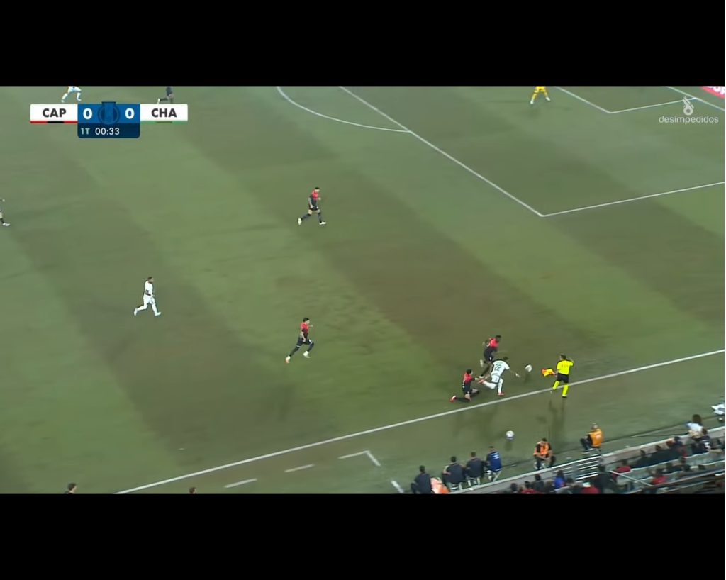 Volante do Athletico toma cartão no primeiro minuto. SIGA
