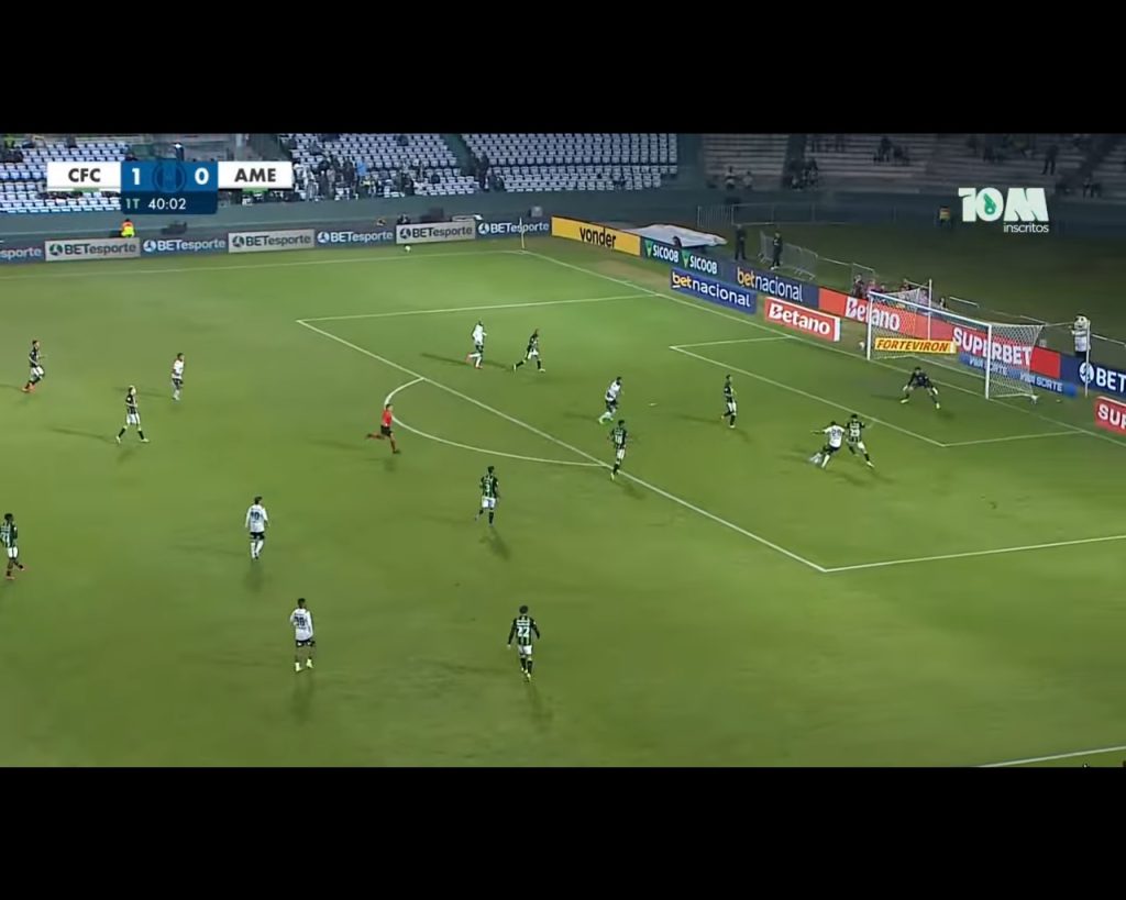 Coritiba perde gol na entrada da pequena área. SIGA