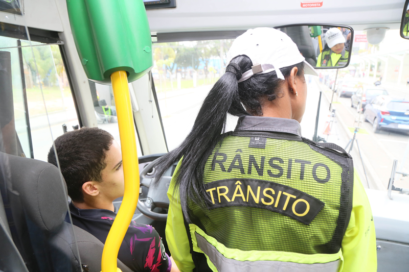 Blitz educativa promove ação em canaletas de ônibus