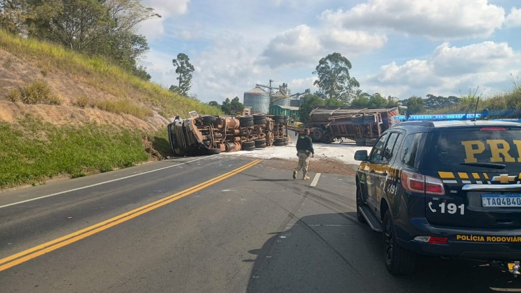 Remoção de carreta tombada deixa trânsito complicado na BR-373
