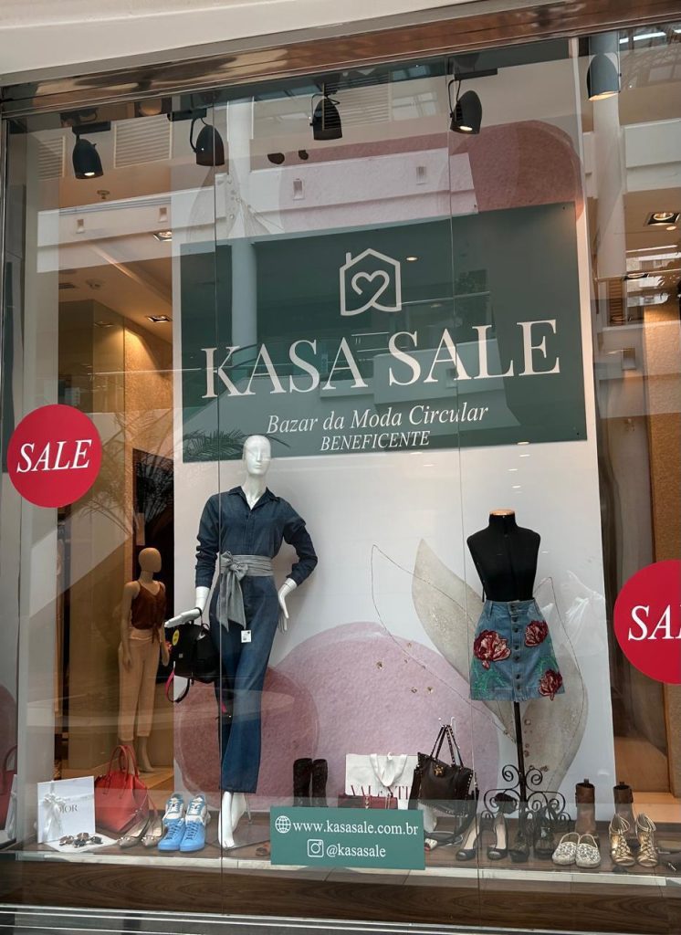 Bazar oferece roupas de marcas com 70% de desconto