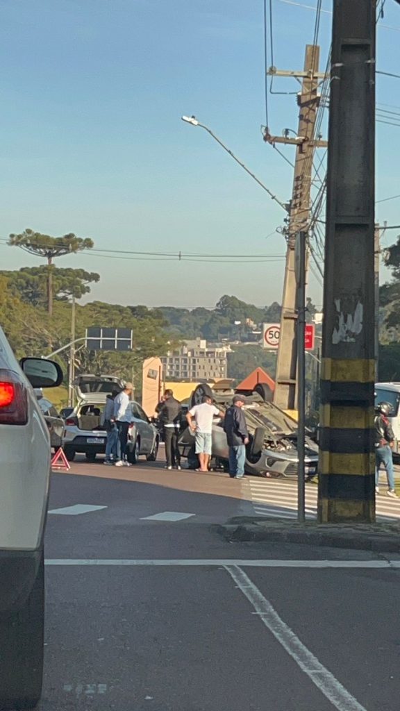 Carro capota em acidente no bairro Santa Felicidade
