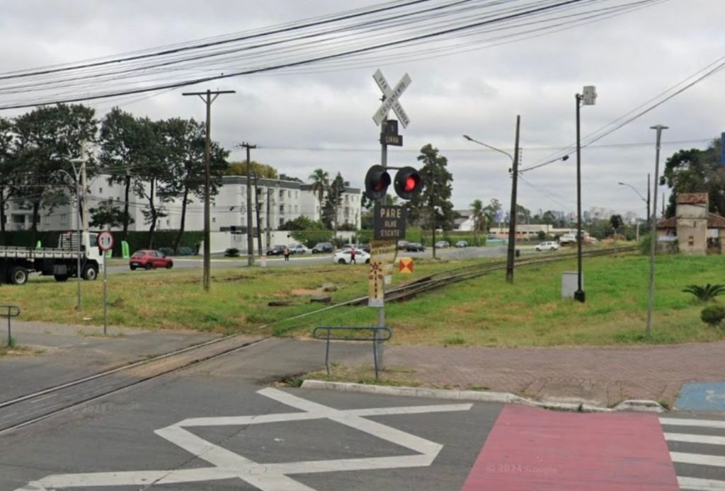 Sincronização de sinaleiro com passagem de trem gera debate