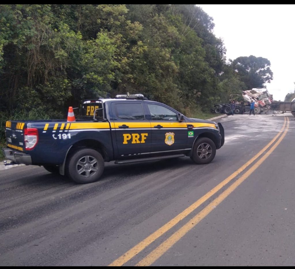 Acidente bloqueia parcialmente a BR-476, na Lapa