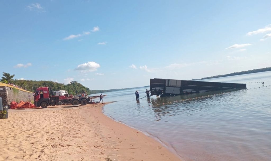 Carreta deve ser retirada de Rio Paraná nesta terça-feira (13)