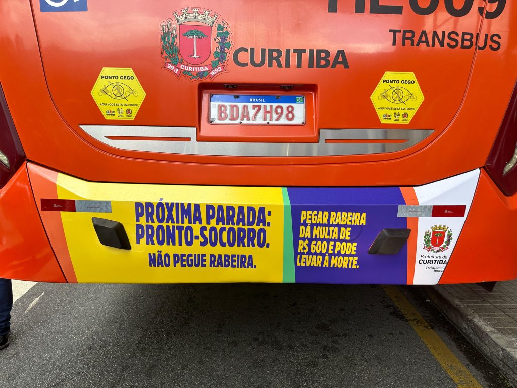 Lei que multa “rabeira” em R$ 600 é sancionada