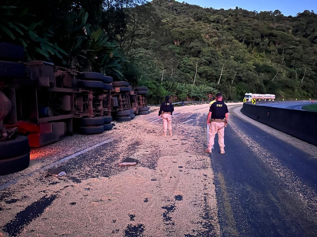 Acidente entre dois caminhões interdita totalmente a BR-277