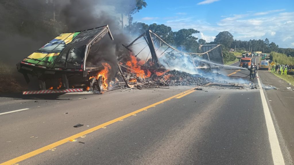 Batida entre dois caminhões deixa dois mortos no Paraná