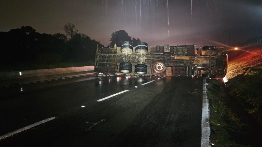 Tombamento de caminhão interdita BR-277 por quatro horas