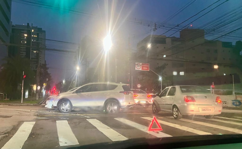 Acidente entre dois carros complica cruzamento de Curitiba