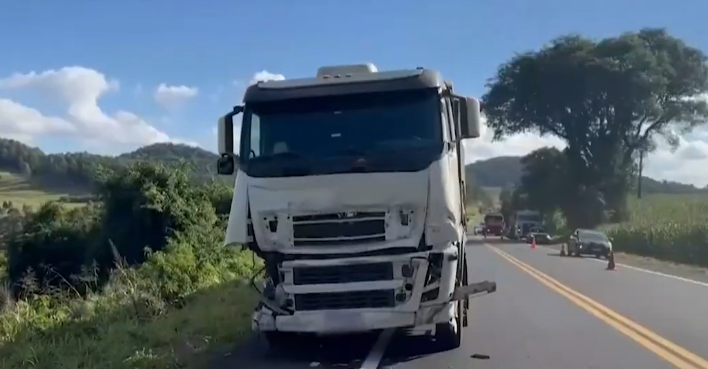 Acidente entre carro e caminhão mata casal em rodovia paranaense