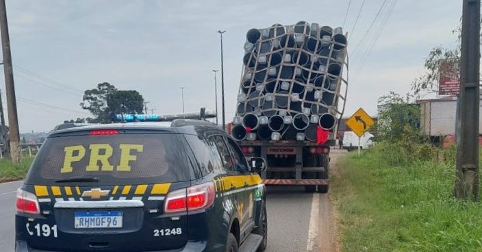 Carga irregular de postes é interceptada pela PRF no Paraná