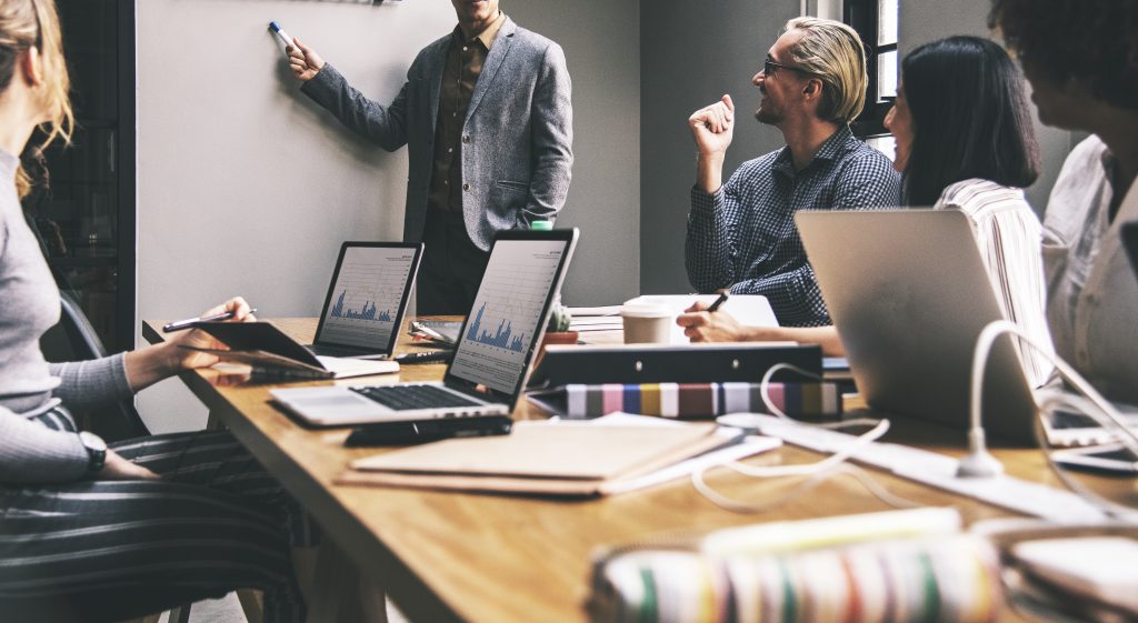 Encontro de gerações expõe dificuldades de comunicação no ambiente corporativo