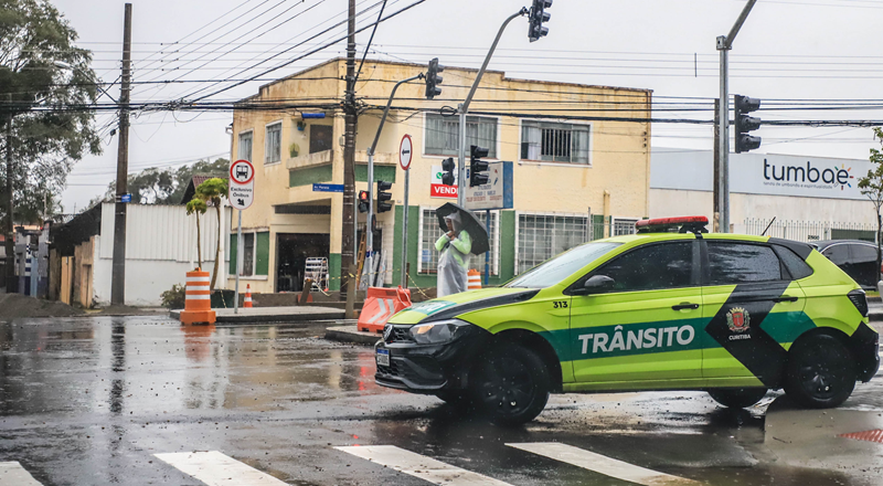 Festival de música eletrônica gera bloqueios de ruas em Curitiba