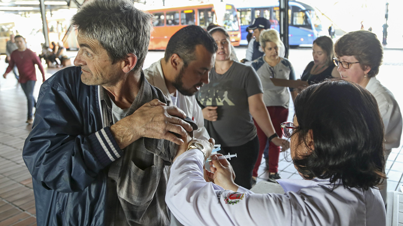 Terminais de Curitiba terão vacinação contra gripe nesta segunda-feira (9)