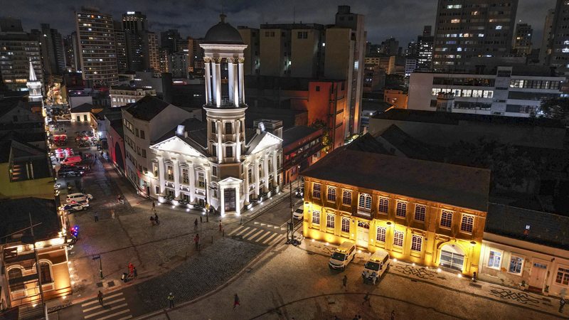 92 ruas do Centro de Curitiba ganham nova iluminação