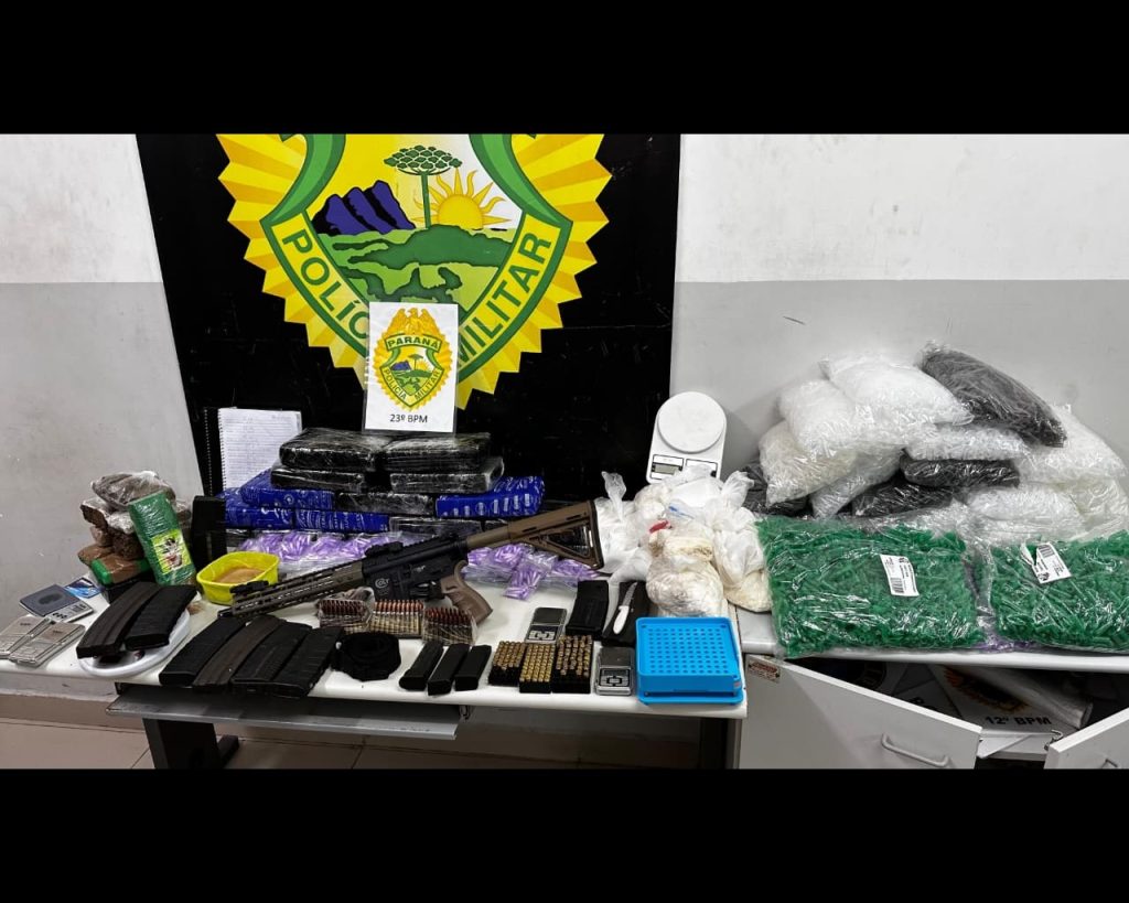 Fuzil e drogas são apreendidos em apartamento sem móveis