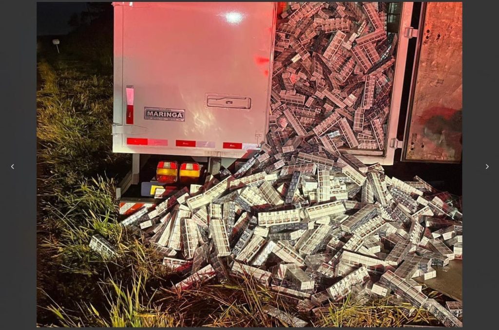 Motorista abandona caminhão em movimento com 175 mil maços