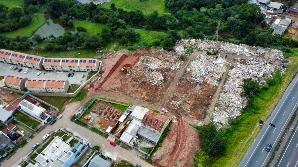Cohab começa limpeza em terreno para construir novas casas